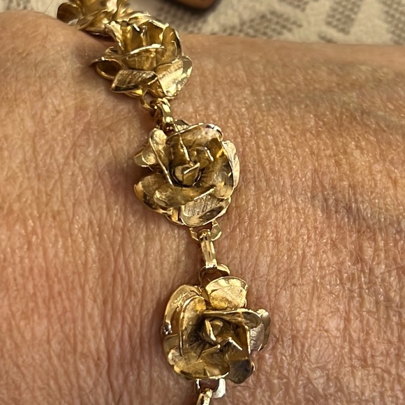 BEAUTIFUL ROSE BLOOMS GOLD BRACELET - Picture 2 of 10